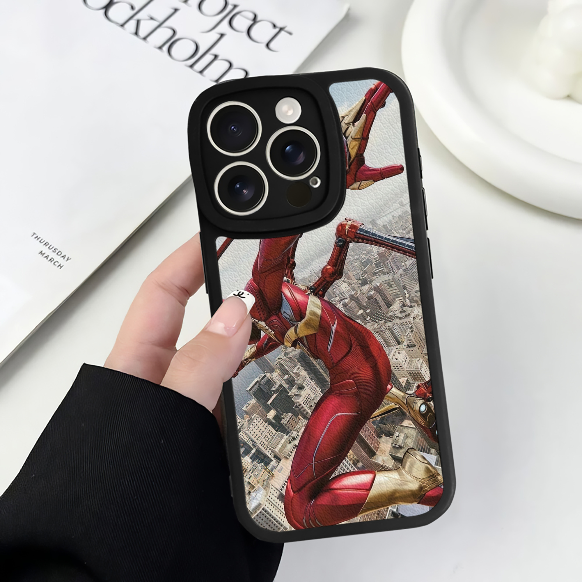 Spider Man スパイダーマン 【iPhone 16シリーズ対応】シリコンスマホケース（レザー調） 材質：シリコン